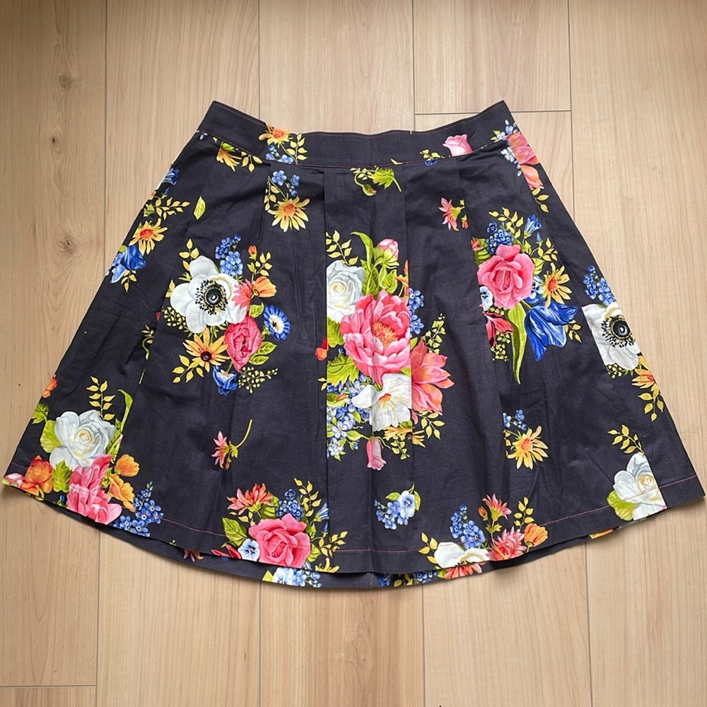 Beebop & Wally NYC Gray and Floral Zoe Pleated Skirt